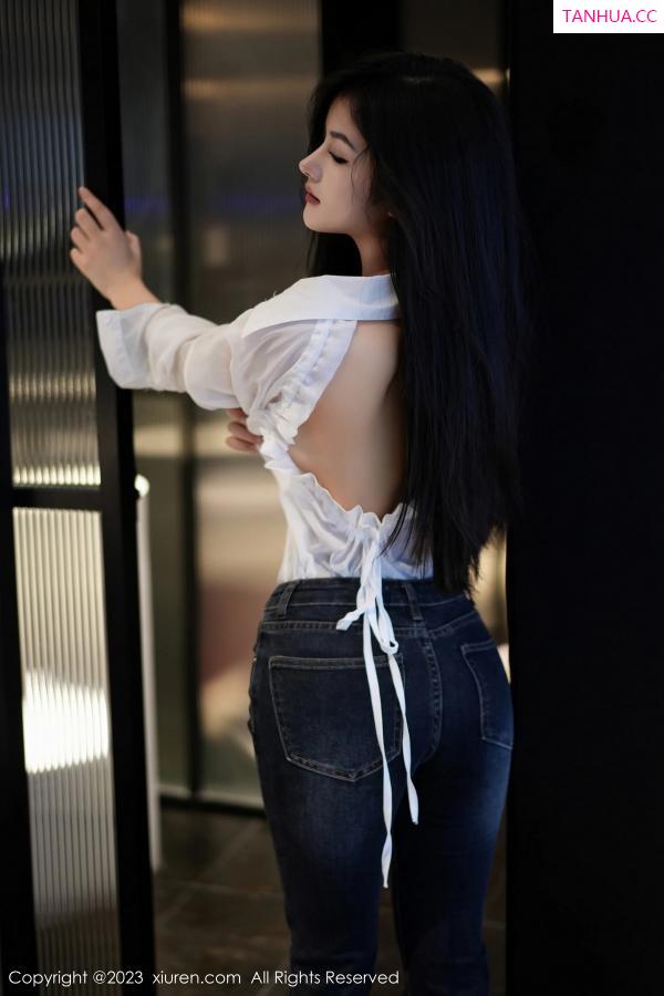   [XiuRen]高清写真图 2023.11.10 No.7645 谭小灵 牛仔裤美腿第11张图片